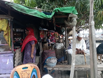 Temporary tea stall and vendors at Rupsha Ghat